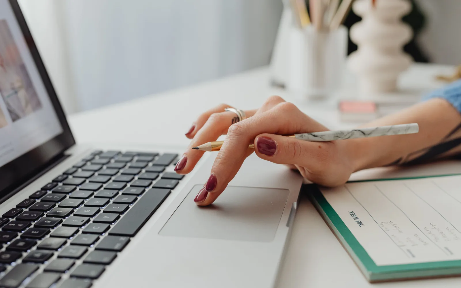 Une salariée suit une formation en ligne sur son poste