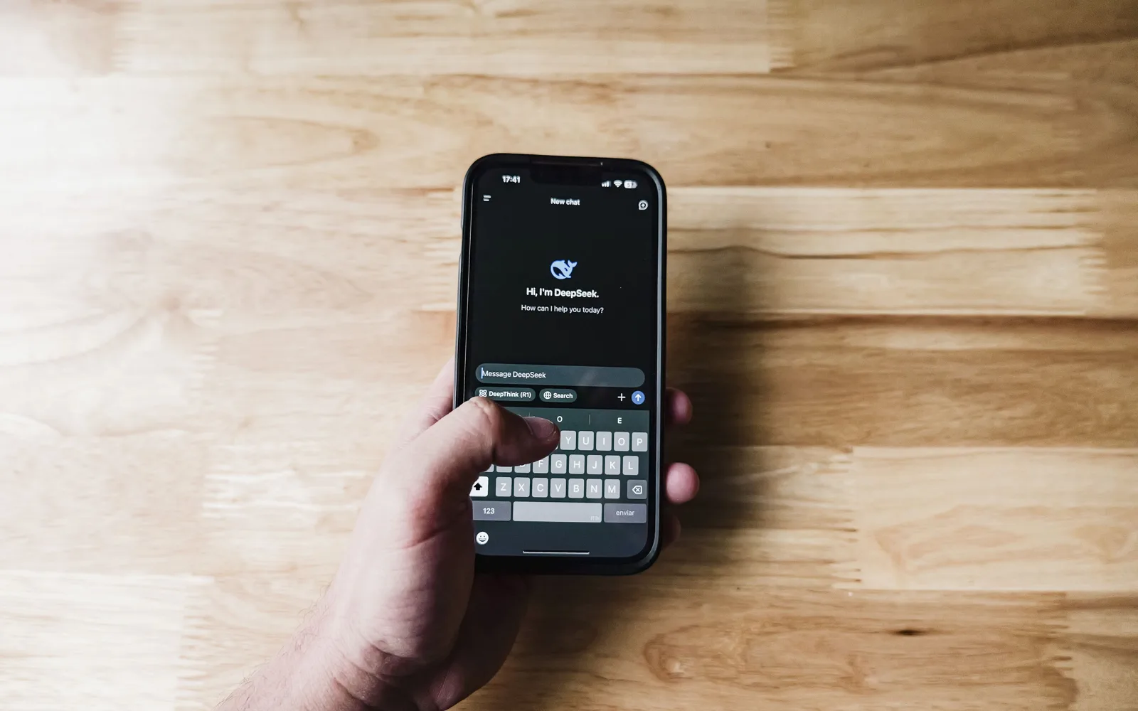 Mains qui configurent un logiciel sur un clavier