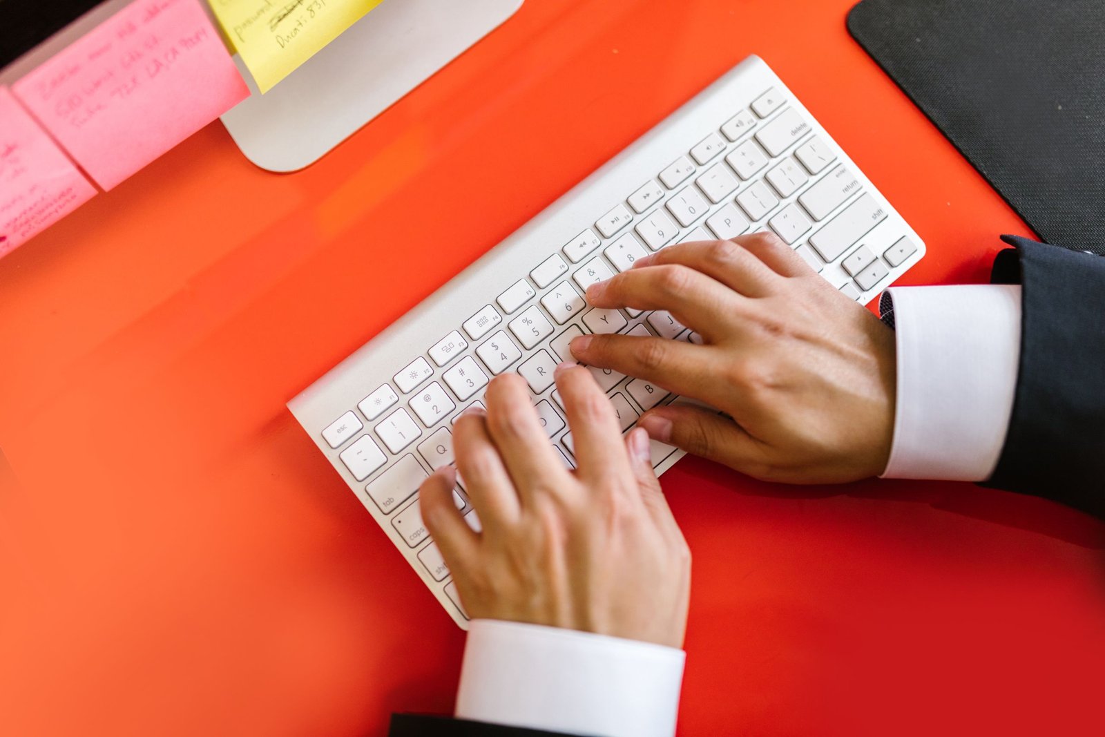 Illustration montrant un écran avec un courrier généré par IA, mains sur clavier, style moderne et lumineux.
